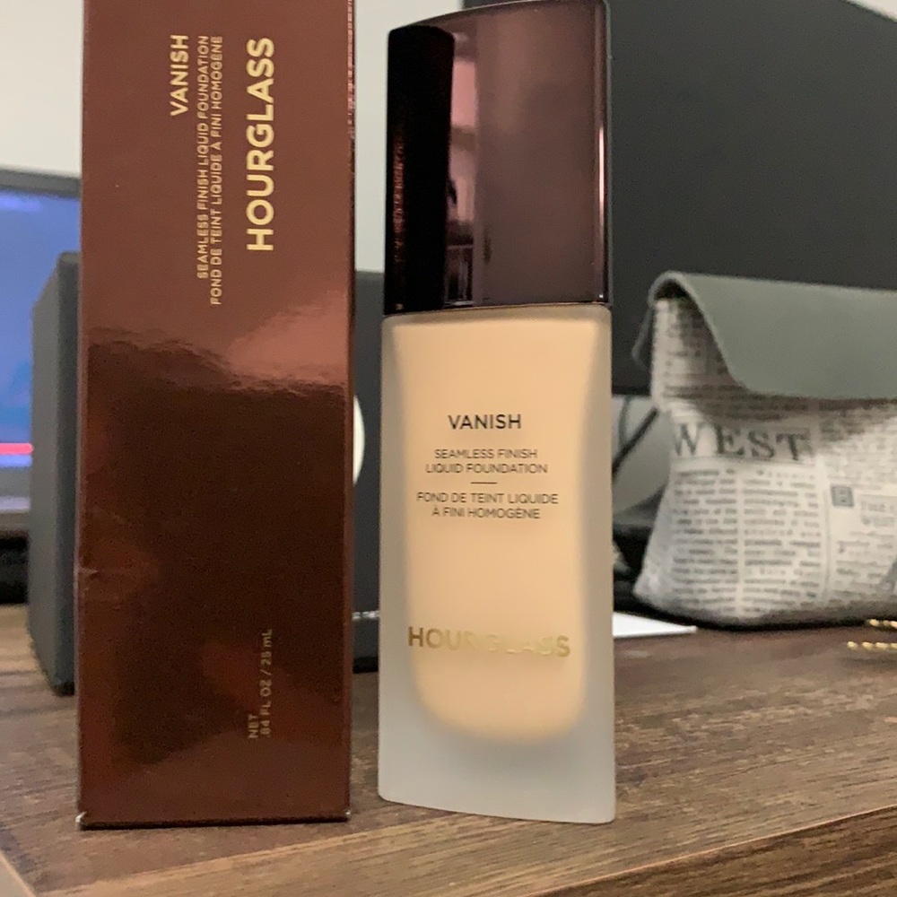 Brand new Hourglass vanish liquid foundation - Shell